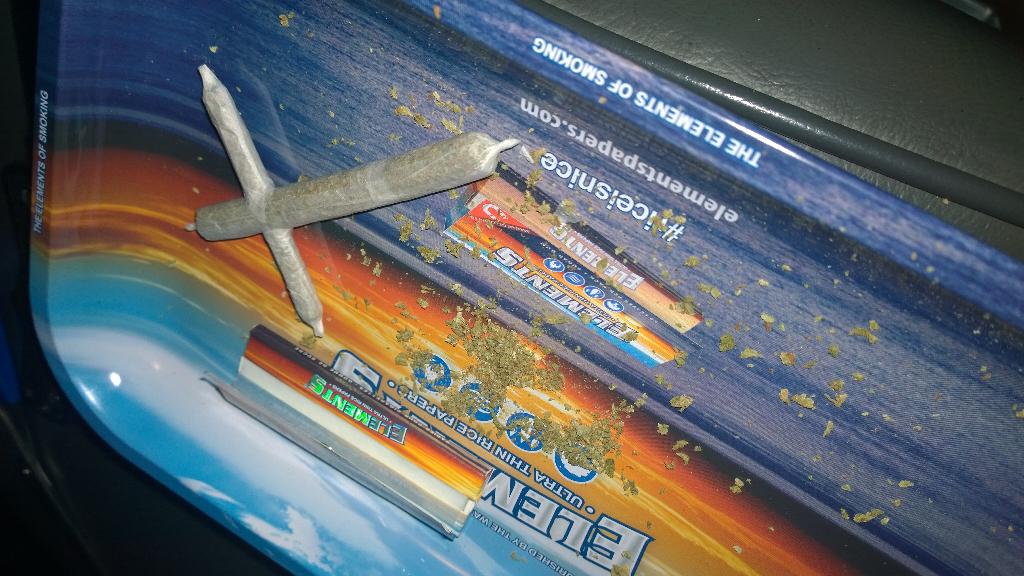 drizzache666's tweet image. #crossjoint #riceisnice #elementsrollingpapers I love rollin j&apos;s. This was my first try