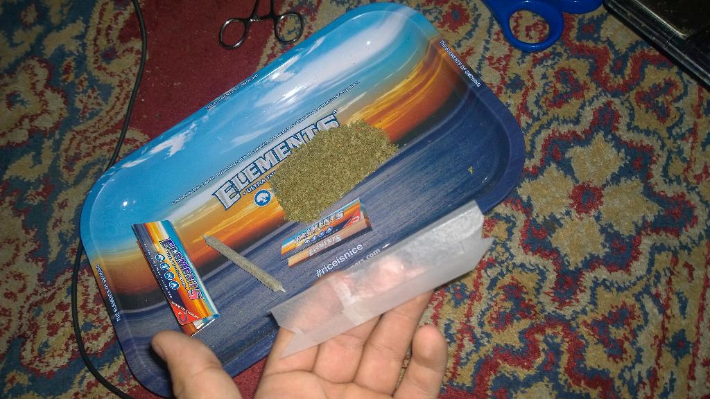 drizzache666's tweet image. #crossjoint #riceisnice #elementsrollingpapers I love rollin j&apos;s. This was my first try