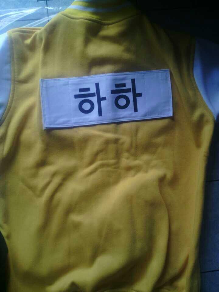 RMFunholic's tweet photo. #Jaket #RunningMan Kloter 35 masih dibuka! Silahkan runners yg mw pesan, sms aja ke 0838 2286 9967,, harga 180rb! http://t.co/nSqyCDovDa