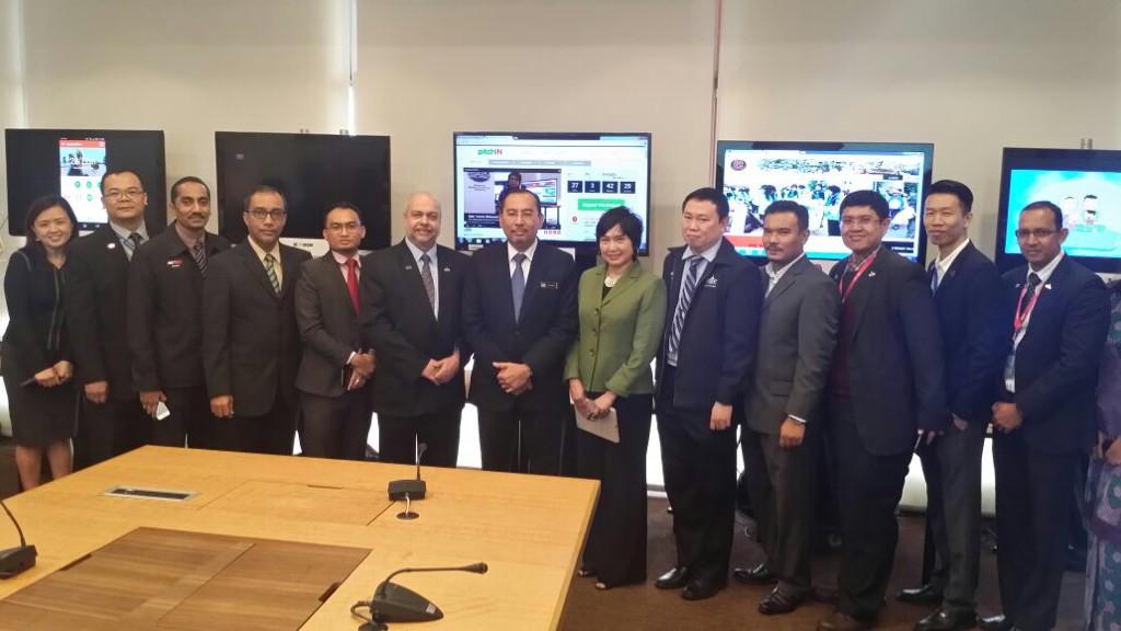 YasminMahmood88's tweet photo. @JailaniJohari giving support to #TogetherWithU campaign. Download the mobile app on Android and Windows now. http://t.co/VNjIwgWF8j