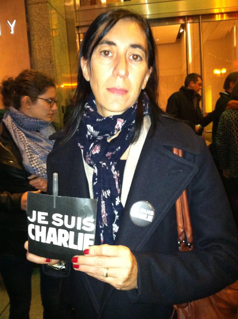 FranceinSF's tweet image. Plus de 1000 Français et Américains ce soir devant le 88 Kearny à San Francisco!!! #JeSuisCharlie @CarmonaPauline