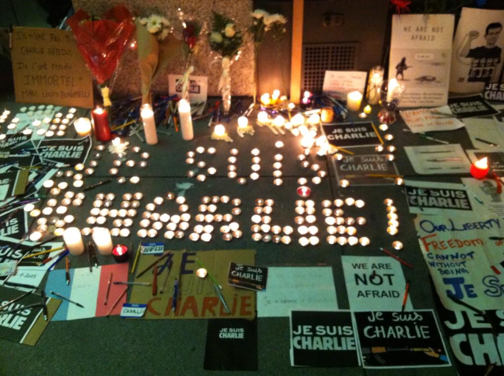 FranceinSF's tweet image. Plus de 1000 Français et Américains ce soir devant le 88 Kearny à San Francisco!!! #JeSuisCharlie @CarmonaPauline