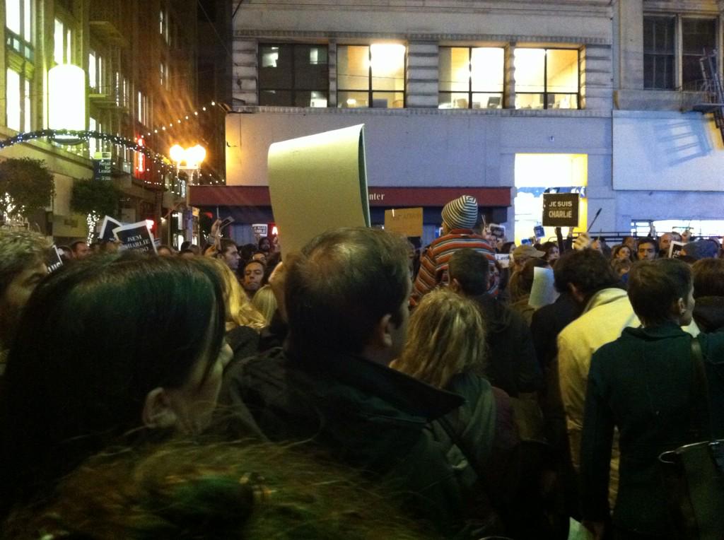 FranceinSF's tweet image. Plus de 1000 Français et Américains ce soir devant le 88 Kearny à San Francisco!!! #JeSuisCharlie @CarmonaPauline