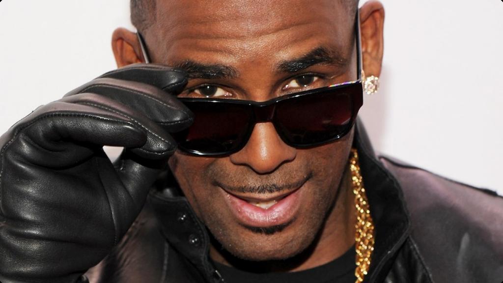 If it\s your birthday today you share it with with the Pied Piper of R&B himself - R.Kelly.  Happy birthday to you! 
