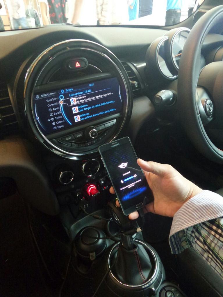 samsungID's tweet photo. #GALAXYNote4 terkoneksi dengan MINI utk kenyamanan & keamanan agar tetap update saat berkendara. #Note4Collaboration http://t.co/Ln9SoSGD6b