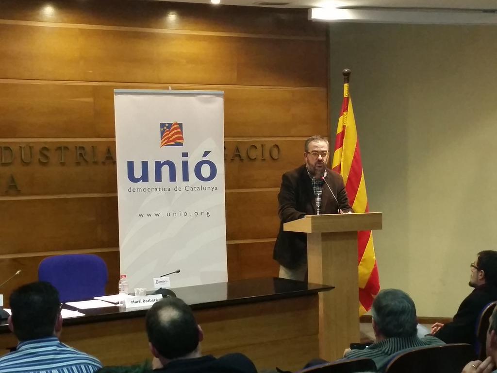 UJ_CampTGN's tweet photo. Han intervingut càrrecs electes i comarcals per explicar la tasca i rendir comptes amb la militància. @Unio_Tgn http://t.co/6bm21GZ8PI