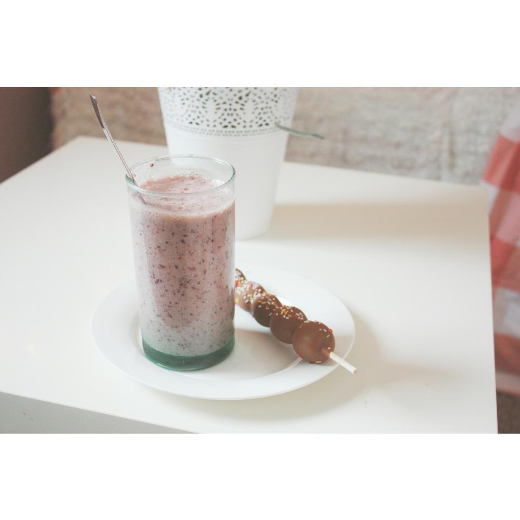 Tokoni29's tweet photo. Bananen-Erdbeeren-Trauben-Rote Früchte-Smoothie mit Schokoweintrauben sind schon lecker 🌷🍥 http://t.co/HOwQXPOP8C
