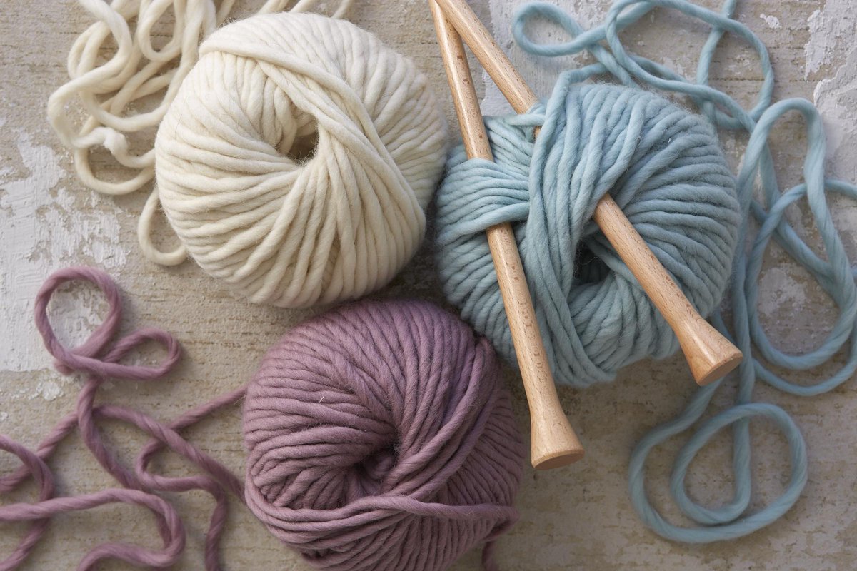 Стоимость девяти мотков пряжи. Wool Yarn пряжа. Клубки ниток для вязания. Спицы и пряжа. Моток ниток для вязания.