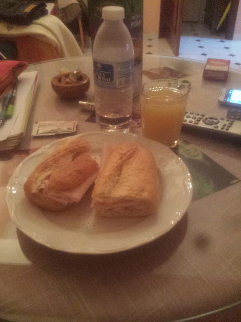 DiegoJCortes's tweet photo. Anda q vaya cena la q me han invitad @AriaMesoJ_ @IrenneMF y yo poniendole filetes d entrecot cuand vienen a mi casa! http://t.co/9Srg0ljRS4