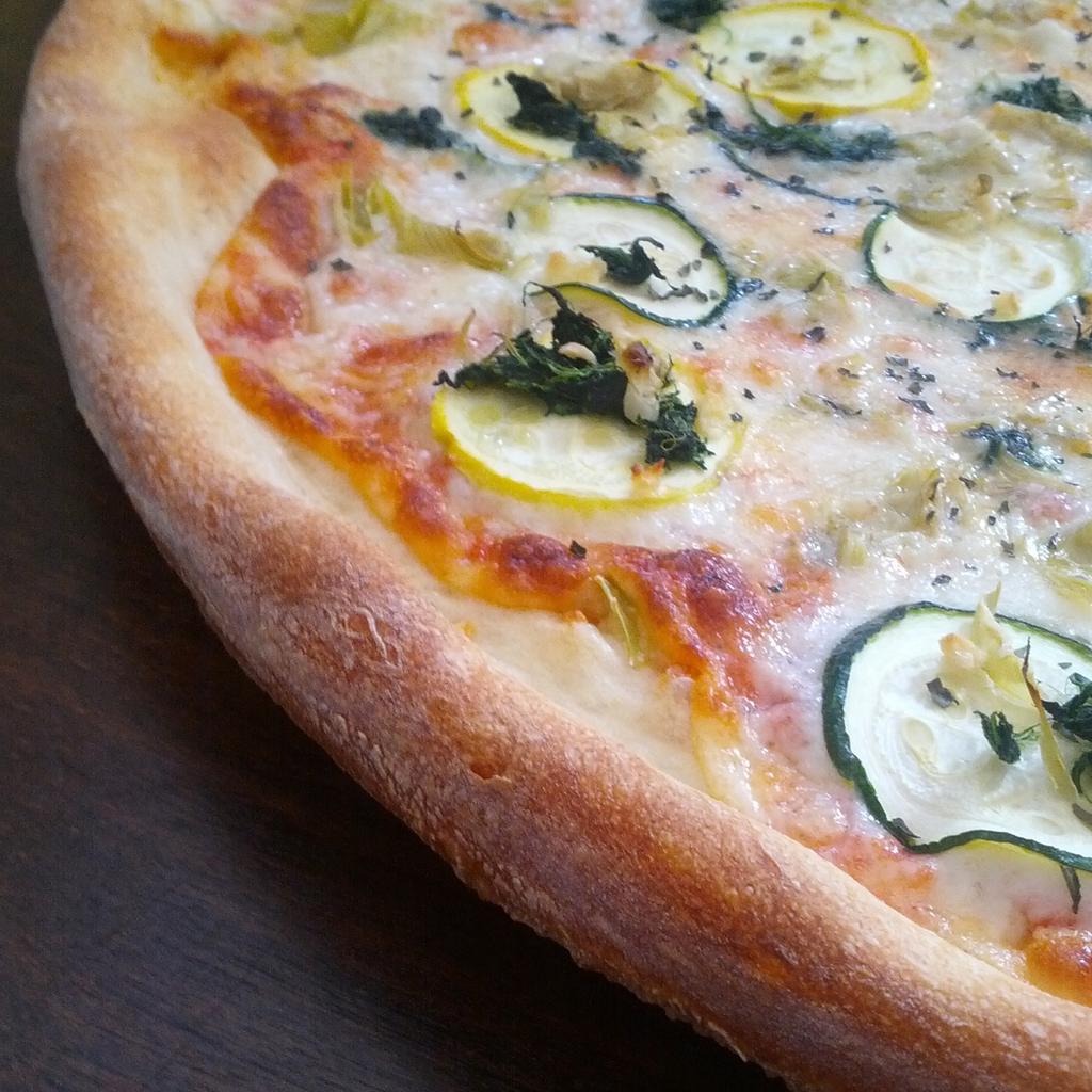 Pie of the moment. Zucchini, squash, spinach, artichoke, garlic, sweet fine basil. #enjoythemoment #pizza