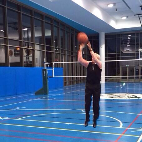 srcic2015's tweet photo. Dr B. shooting some hoops👊🏀 http://t.co/SREWidF0Zd