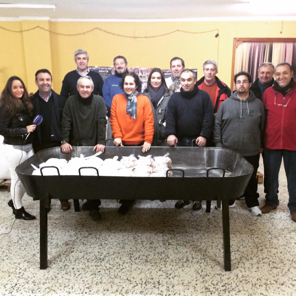 Nos hemos colado en los preparativos del Aquí hay migas! Nuestra compi <a href="/AiaDz/">María Díaz Cañete</a> te lo cuenta mañana en #loraaldia.