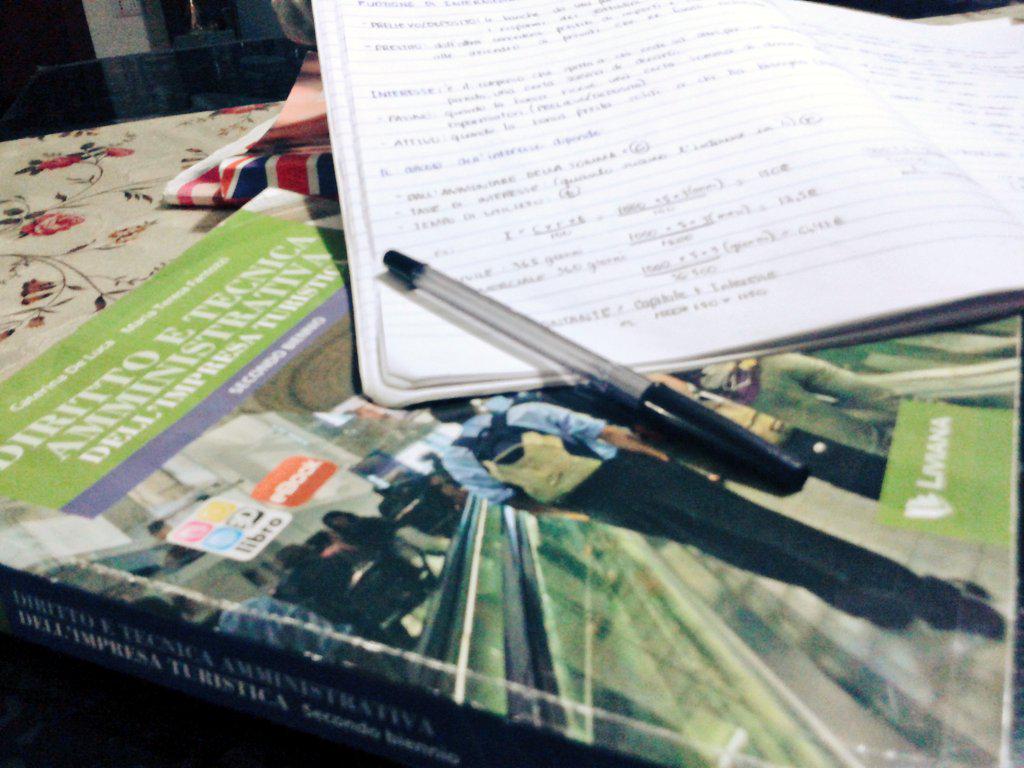 xkhim_iz's tweet image. Inspiration please. #needtoconcentrate 💆🎓🎓😢