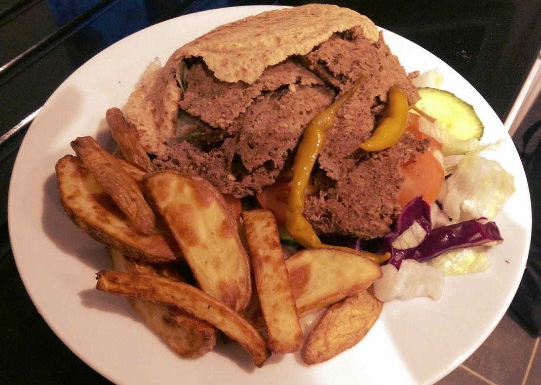 _FromTheCross's tweet photo. Trying to keep the kebab king happy with a healthy fakeaway kebab for dinner! #fakekebab http://t.co/WkxBiafiFK