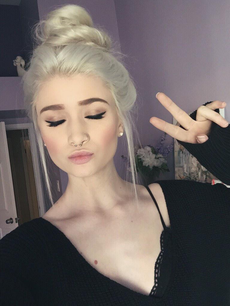 cuntneydick's tweet image. WHITE GIRL FUN BUN