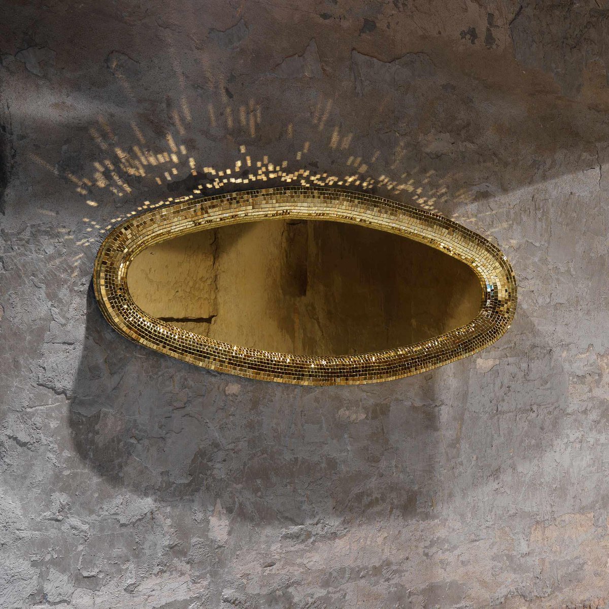 IMaestricom's tweet image. Brighten any space with #DavideMedri #atollo #mirror. Each tile has been hand cut and placed  ow.ly/GOWnG
