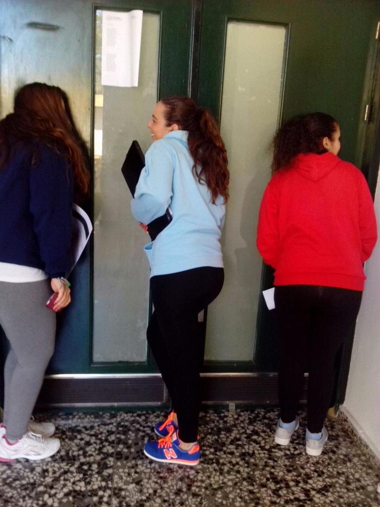 Maleayuela_'s tweet photo. Cuando no nos dejan entrar en clase: @sarale16 @LidiaCM96 http://t.co/vKueDyt7to