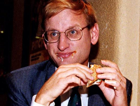 Arrogansen's tweet photo. Om folket inte har bröd, varför äter de inte Maxburgare? #svpol #alliansen #bildt http://t.co/XeycknzVjy