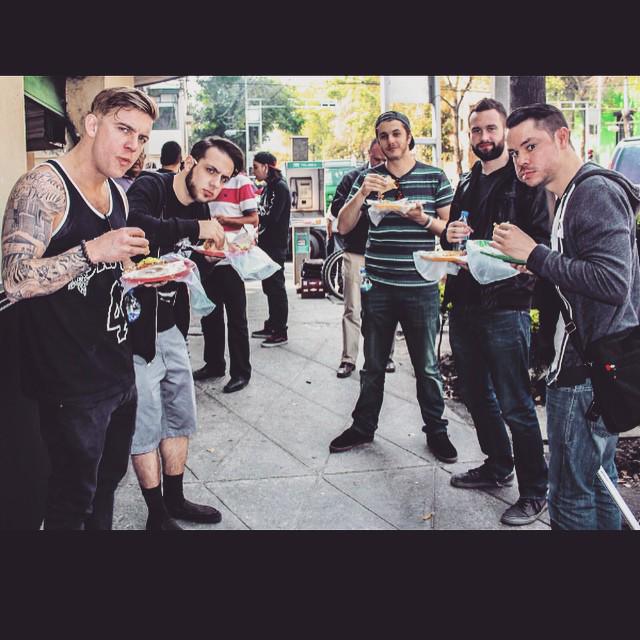 90666mx's tweet photo. @ABRBofficial comiendose unos #tacos en su gira #Mexico2015 http://t.co/RyZ07VNZlN
