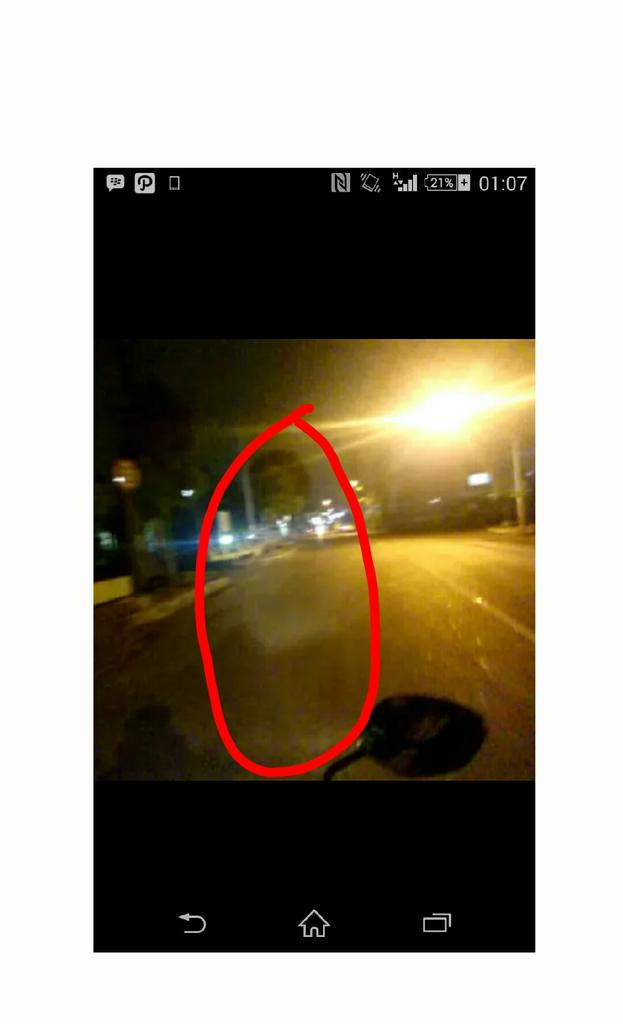 Sosok wanita tersenyum #penampakanMDL <a href="/MasihDuniaLain/">fvck</a>