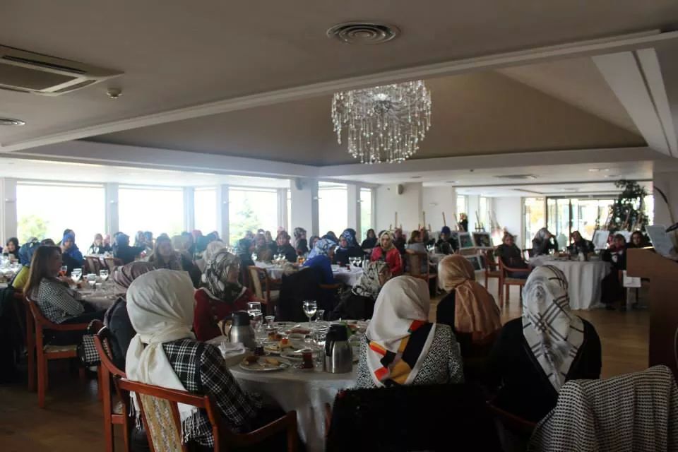 Cemile Sultan korusunda Uluslararasi İmam Hatip Öğrencileri yararına Gonulver bulusmasi gerçekleşti.