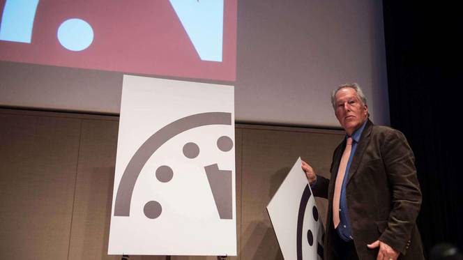 Doomsday-klok bijgsteld naar drie voor twaalf: 'We're all doomed' volkskrant.nl/wetenschap/doo…