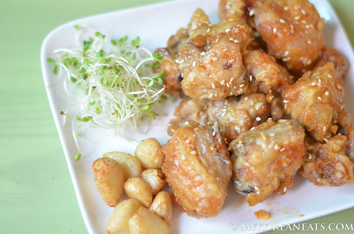KoreanFoodies's tweet photo. Get your Super Bowl party on with sweet soy garlic Korean fried chicken! Via @mykoreaneats. http://t.co/NV02TW6uYu http://t.co/GzzXbHhKSz