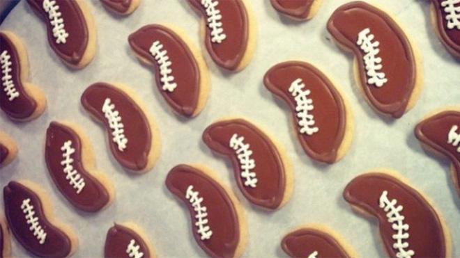 Boston bakery sells #Deflategate cookies  | fxn.ws/1xElGQE