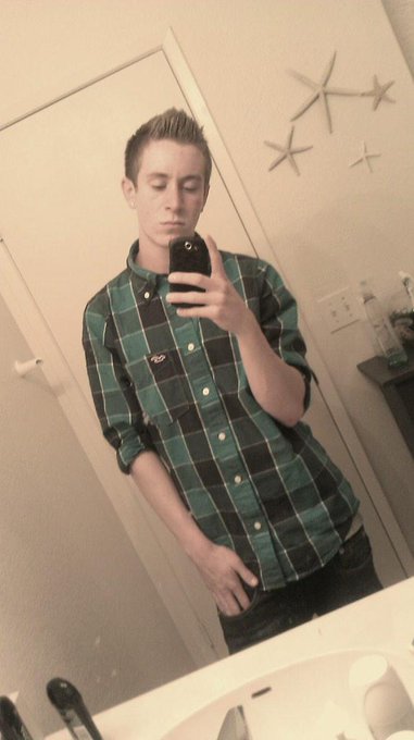 LOL😂😩🙈😂 #throwback to when i swore i was a hollister model my sophmore year of high school😂😂 http://t<a href="/tag/throwback"class="tags">#throwback</a>