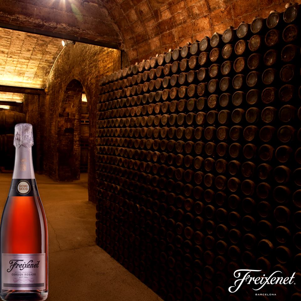 ¿Conoces el método champenoise para la elaboración de vinos? Esto hace que el cava de Freixenet sea espumoso.