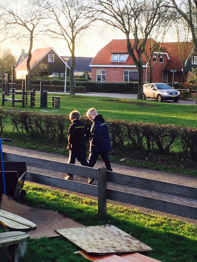 MMosterman's tweet image. Op weg om te vragen of ze mogen helpen. Stoer!