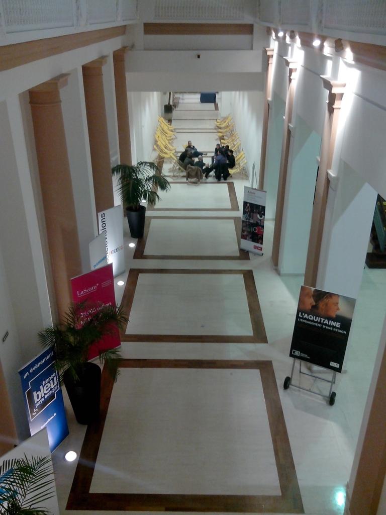 StorycodeFR's tweet photo. .@Hackatix profite des transats de la @Maison_Auteurs #SmartFipa pr discuter des retours des mentors #StoryHackFipa http://t.co/MzoUDU0nP8