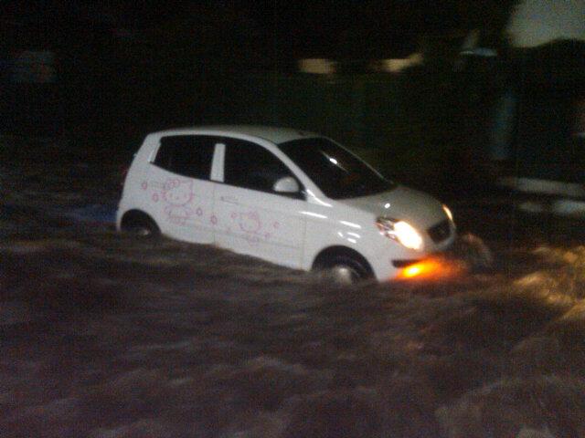 03:23 Banjir 20-30 cm di Jl. Raya Caplin Taman Asri Ciledug #Tangerang, agar hati2 bila sdg melintas. @valdadewi