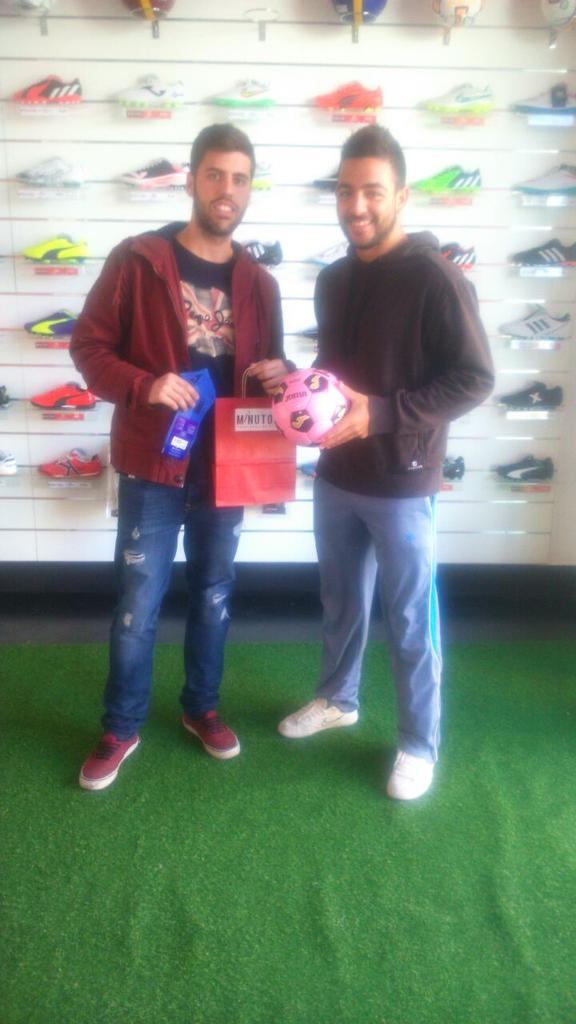 futbolsolution's tweet photo. Los jugadores de @LaSallePR @Cuenquichi y #pascui adquiriendo productos de Minuto90! http://t.co/KyPjDYzFDz