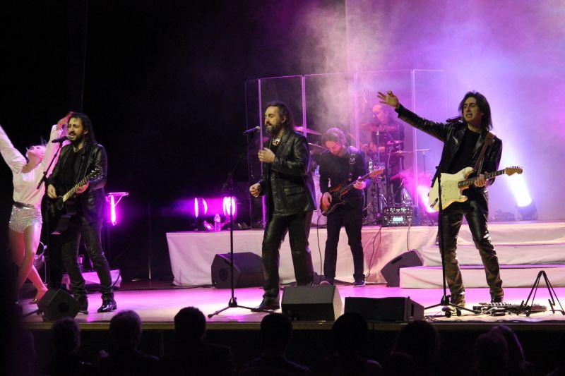 ItalianBeeGees's tweet photo. "Massachusetts,the Bee Gees Musical"
Pics from Cottbus Stadthalle, 15.01.2015
IBG and Blue Weaver http://t.co/MD0JZmVmzJ