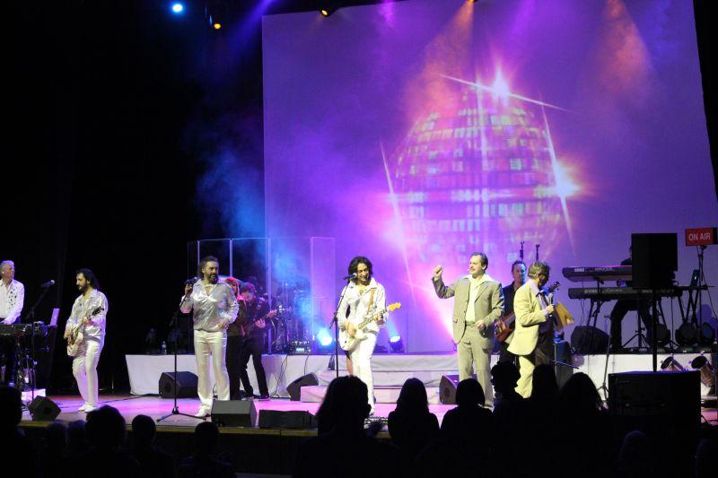ItalianBeeGees's tweet photo. Cottbus Stadthalle, 15.01.2015 
IBG and Blue Weaver 
"Massachusetts, the Bee Gees Musical" http://t.co/ETxQMq7V8s