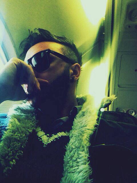 AnDyFuoRiOraRiO's tweet photo. Il vento porta via con se le pagine di un libro, dimmi perché le hai strappate. #ADL #fuoriorario #newalbum http://t.co/a4SLtxofBn