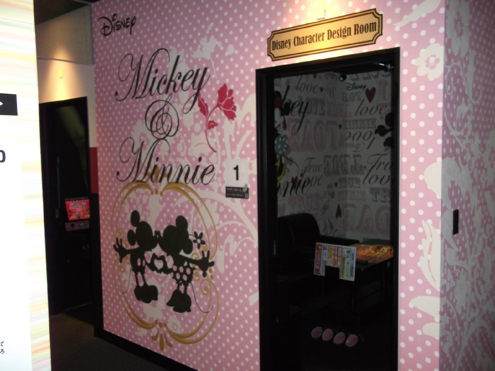 ラウンドワンスタジアム函館店 カラオケ ディズニールーム 函館店にはディズニーをモチーフとしたかわいいルームがあります マッサージチェアも完備されておりますので歌いながら癒されては如何ですか ０ ラウワン ディズニー カラオケ
