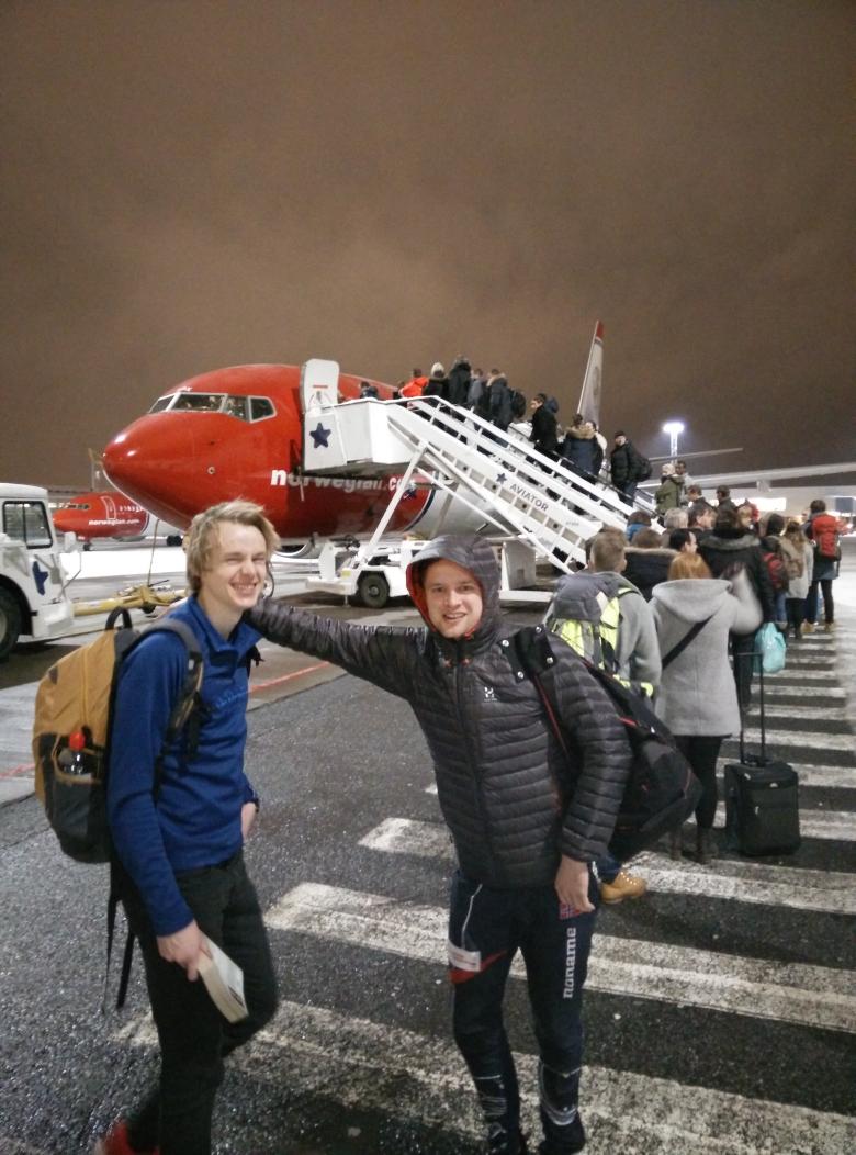 Aukrust og GWHS boarder jernørnen som skal ta oss den siste biten hjem til Keegdalen! Vi cummer hjem!!!!!!! Hilsen T