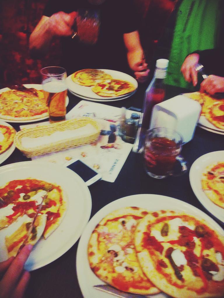 vikusix's tweet photo. Kad mana klase aizbrauc ekskursijā. #Feņka #ēst #dzert
Jā un es viņus mīlu. 😂♥ hahaha http://t.co/NWDtBLrQ4i