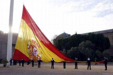 AcEsp99's tweet photo. Para todos los que quieren una España débil e inmersa en la ruina, a todos ellos les decimos ARRIBA ESPAÑA!! http://t.co/M315MrDzg1