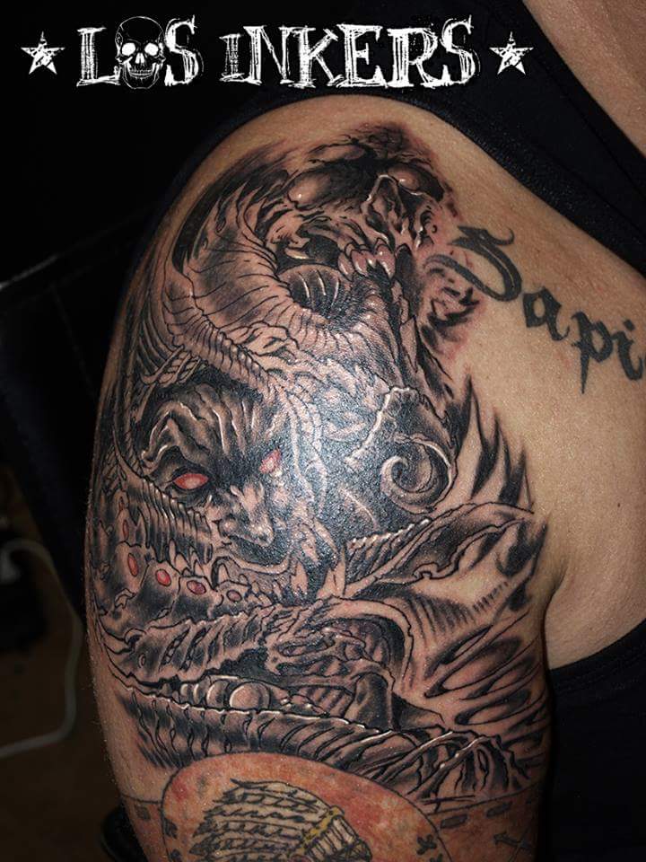 LosInkers's tweet photo. El resultado de la sesión doble tatuando a la vez a @guidocarbone1 Demonio by @ElsubiT y Angel by @CisneNegroTatu http://t.co/FWWS1Njaq1