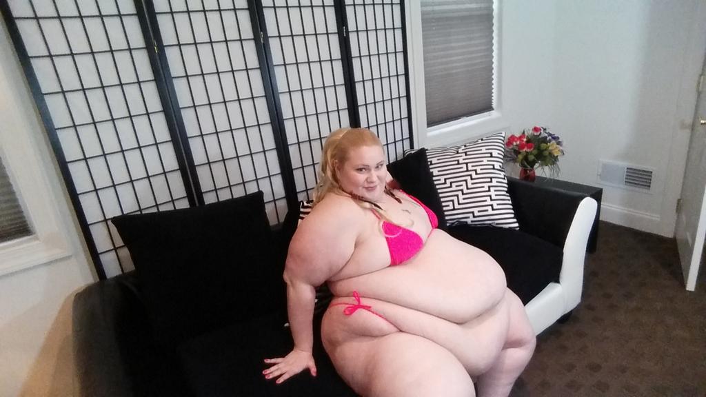 DestinyBBW on Twitter: "It's coming. #ssbbw #belly #cellulite ...