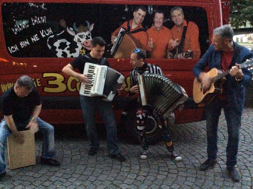 heiner19681's tweet photo. Die Drei Colonias mit der Kölschen Quetsch !!!! http://t.co/H7rJAJzIKj