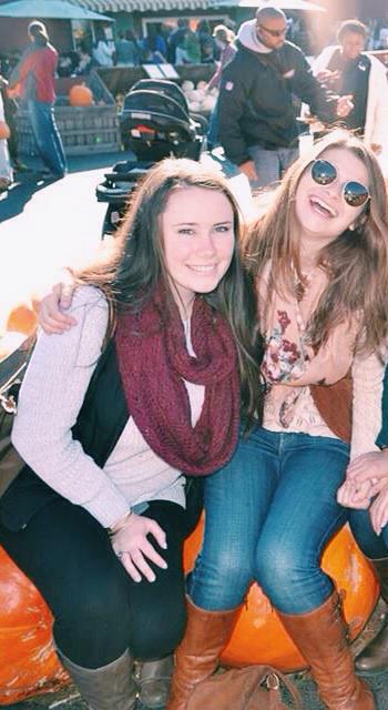 HAPPY BIRTHDAY TO MY BEAUTIFUL ROOMMATE @Murrr_maidd!! I hope it rains buffalo chicken in your honor 😘