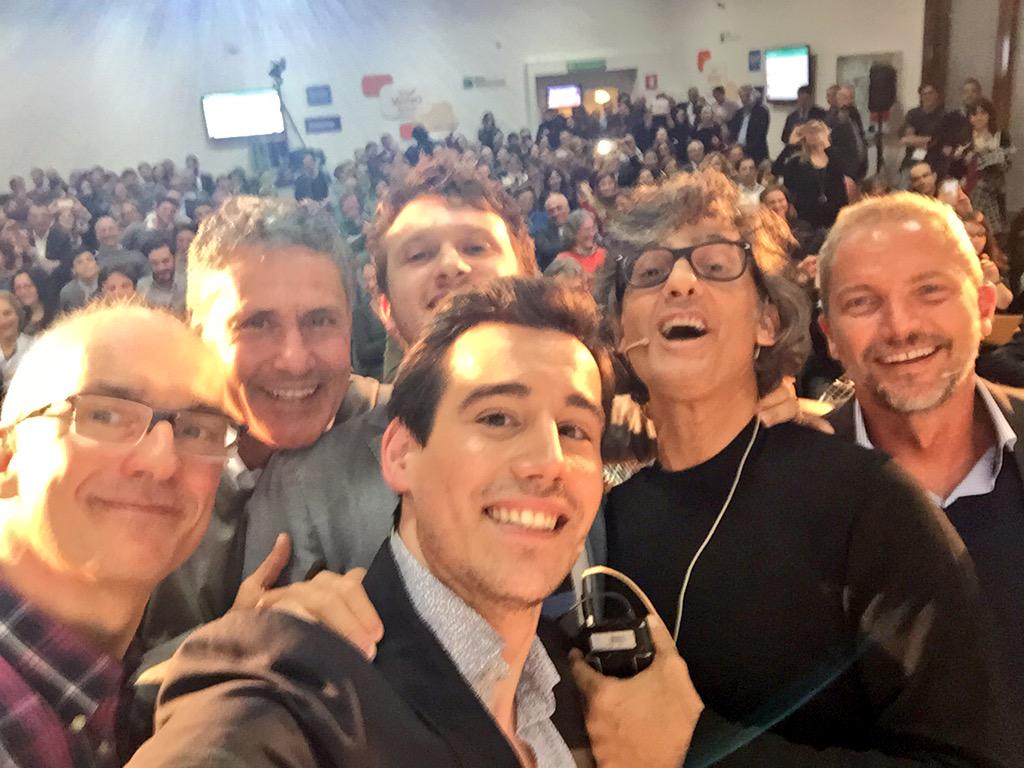 marcicelloo's tweet photo. Il #selfie dal palco #HITalk4 GRAZIE @Fiorello @pierovietti @gmtodesco @sergionoviello @remopannain @DottSorrentino http://t.co/dFdJvh3EXb