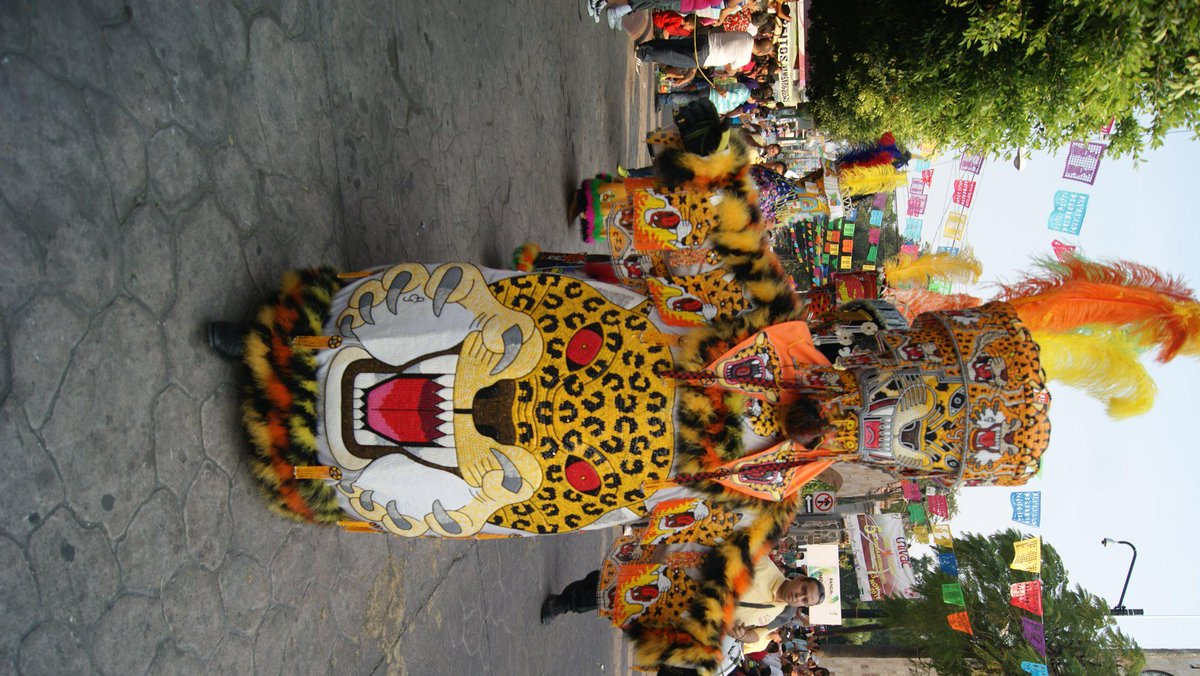 xochitepecmor1's tweet photo. Los #chinelos eran llamados “huehuetzin”, del náhuatl “persona que se viste de ropas viejas” http://t.co/3JjuNWU3Ob