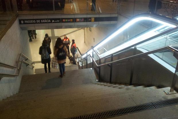ÚLTIMA HORA: Falsa alarma, restablerta la circulació a l'estació del passeig de Gràcia bit.ly/1yGLWQd