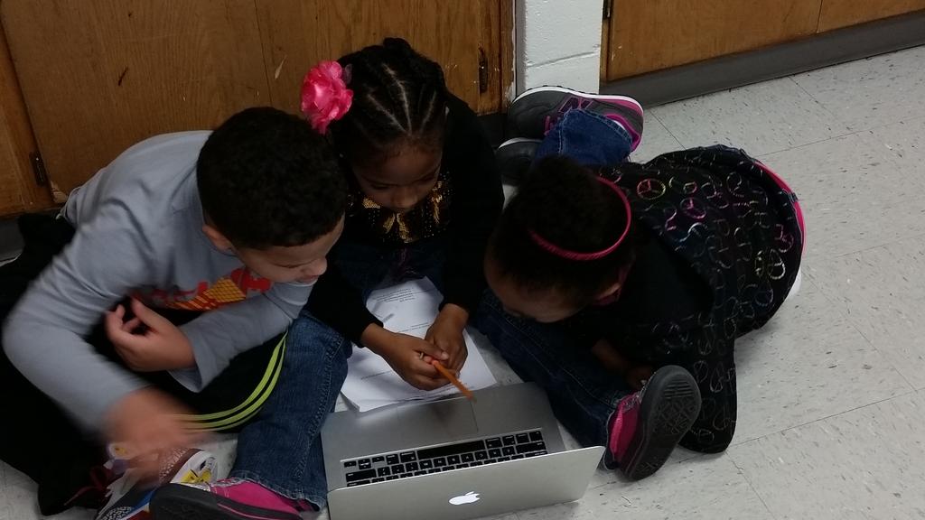 TheHornetsHive's tweet photo. Mrs. Vugteveen's students collaborate and work hard on their animal research projects. #D161learns http://t.co/JD5EXoWzwR