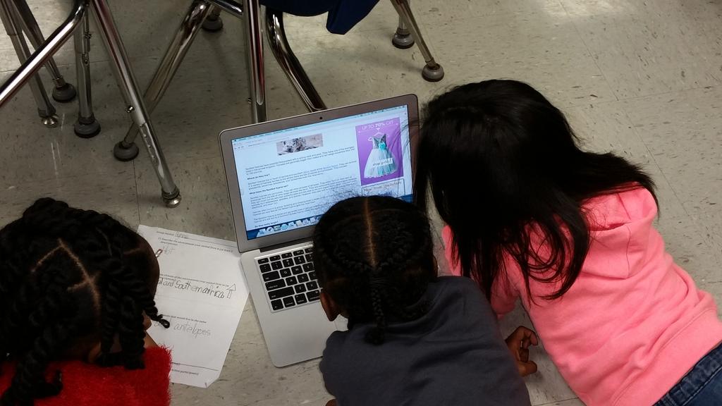 TheHornetsHive's tweet photo. Mrs. Vugteveen's students collaborate and work hard on their animal research projects. #D161learns http://t.co/JD5EXoWzwR